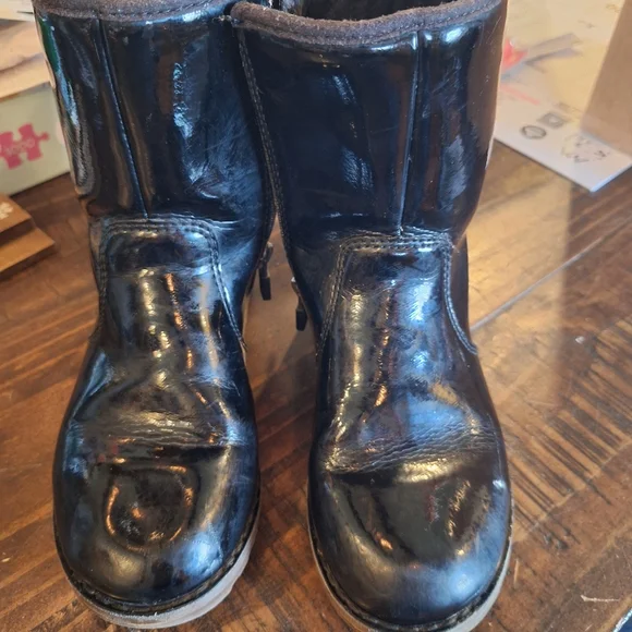 Ugg kids 12 black patent leather - Picture 4 of 6
